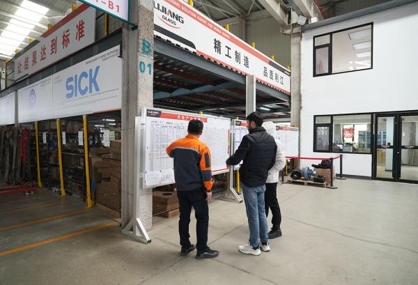 EASTGLAZ successfully received Kyrgyzstan customers and reached cooperation