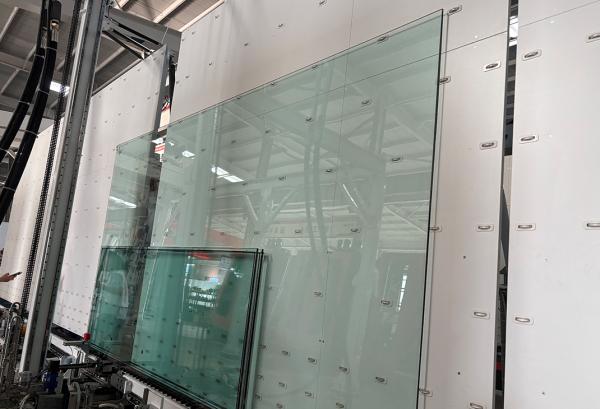 Structure and characteristics of a new type of automatic edge breaking device for glass plates
